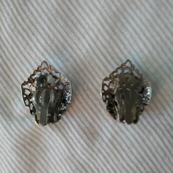 Pewter Metal Leaf Filigree Clip-on Earrings - Picture 4 of 5
